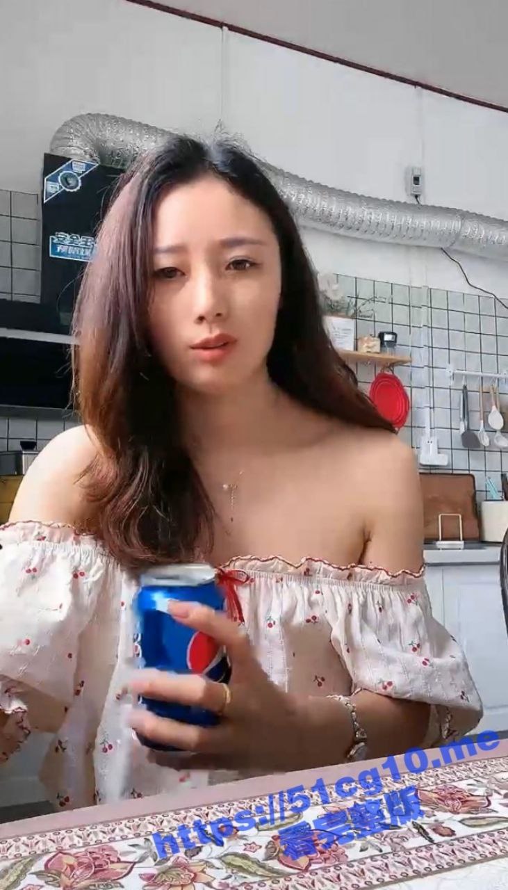 农村美少妇欠债下海为要打赏 玩裸体吃播跟直播间粉丝互动唠黄磕 农村大院子里裸奔