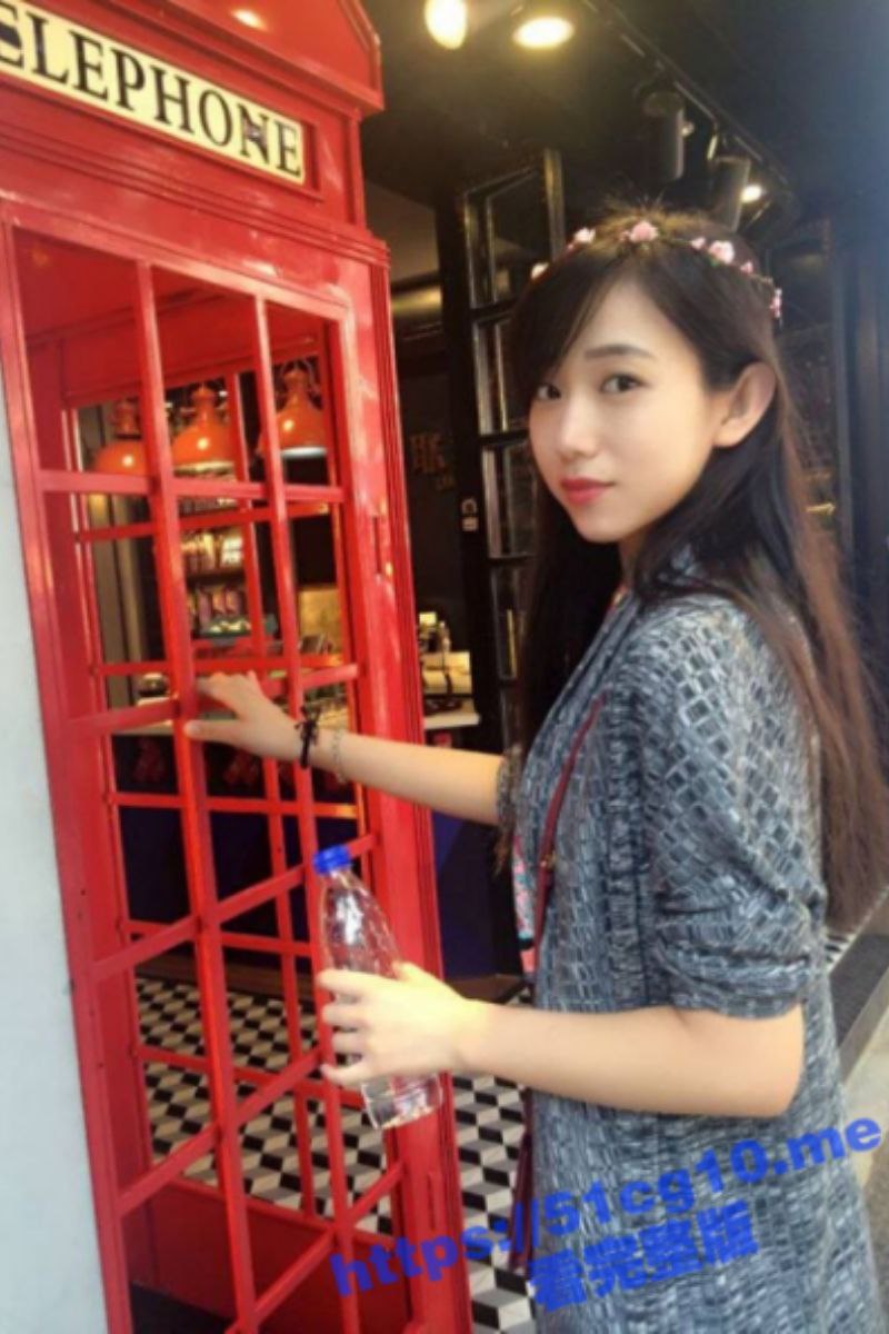 媚黑高颜值淫妻跟老公聊着天被强壮黑屌各种姿势爆操内射废物绿帽再刷锅5分钟内射白浆四溢是不是很刺激
