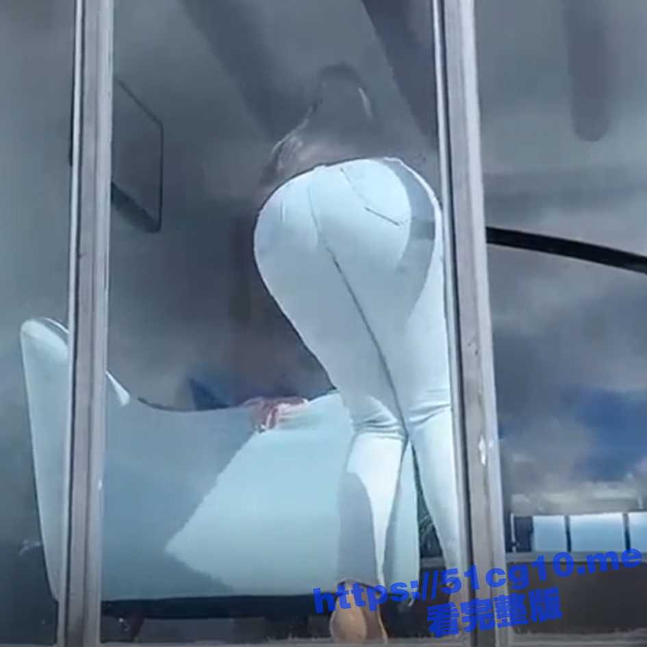 天花板极品的美女邻居隔着玻璃扭动大屁股勾引我，下场就是被我的大肉棒无套抽插内射
