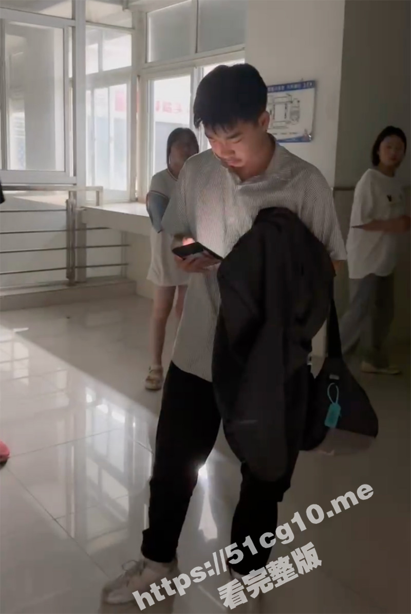 男生心态扭曲 偷拍女生背影和长腿 当众被揭穿