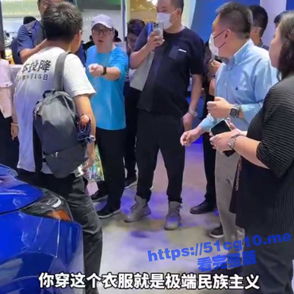 成都车展一男子穿着印有“日本投降”的T恤，现场一游客称其行为不妥，为“极端民族主义”