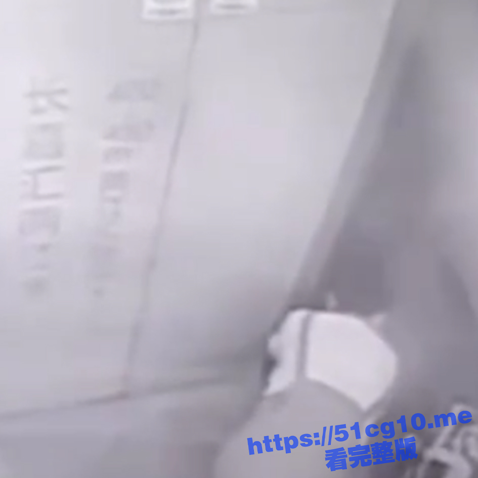 监控拍下 重庆一女子电梯内产子后 将婴儿扔进垃圾桶后若无其事的离开现场