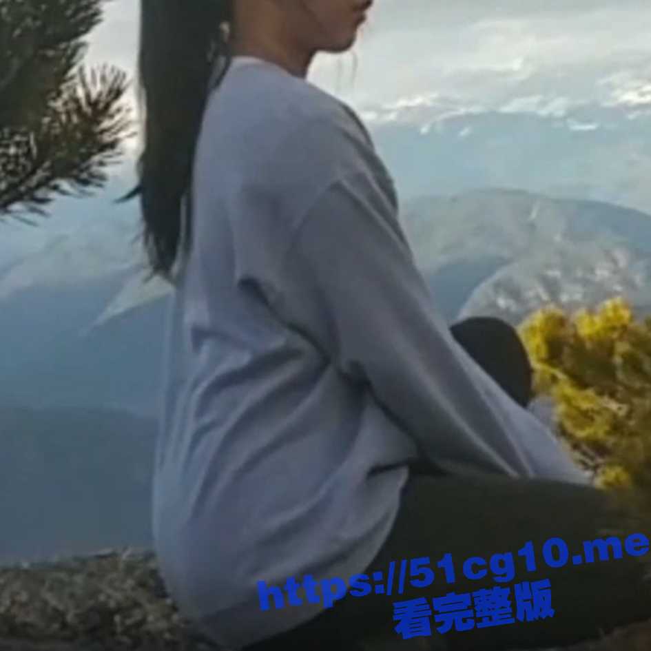 山美水美逼更美 小情侣玩刺激 景区山顶上漂亮美臀翘得很高让男友后入猛操 画面太美