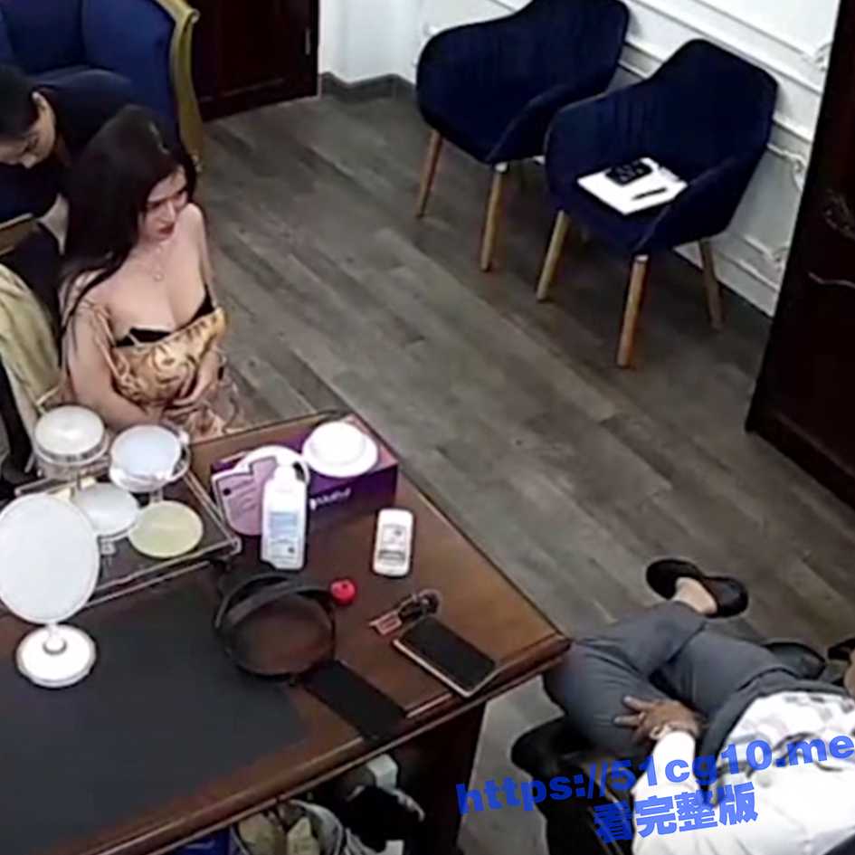 【破解摄像头】公司主管招聘女秘书要求先看胸围 并亲自用手摸 明目张胆的潜规则啊