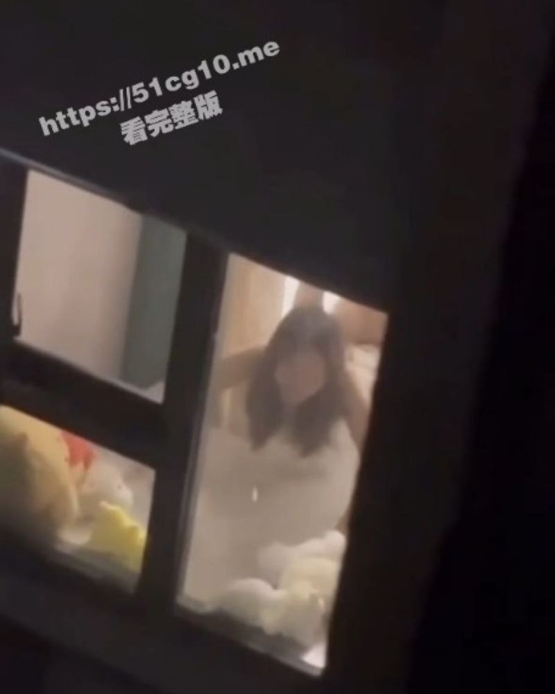 西昌丁家坝 小夫妻七夕家中啪啪忘记关窗帘 被路人偷拍 现场直播激情大戏！