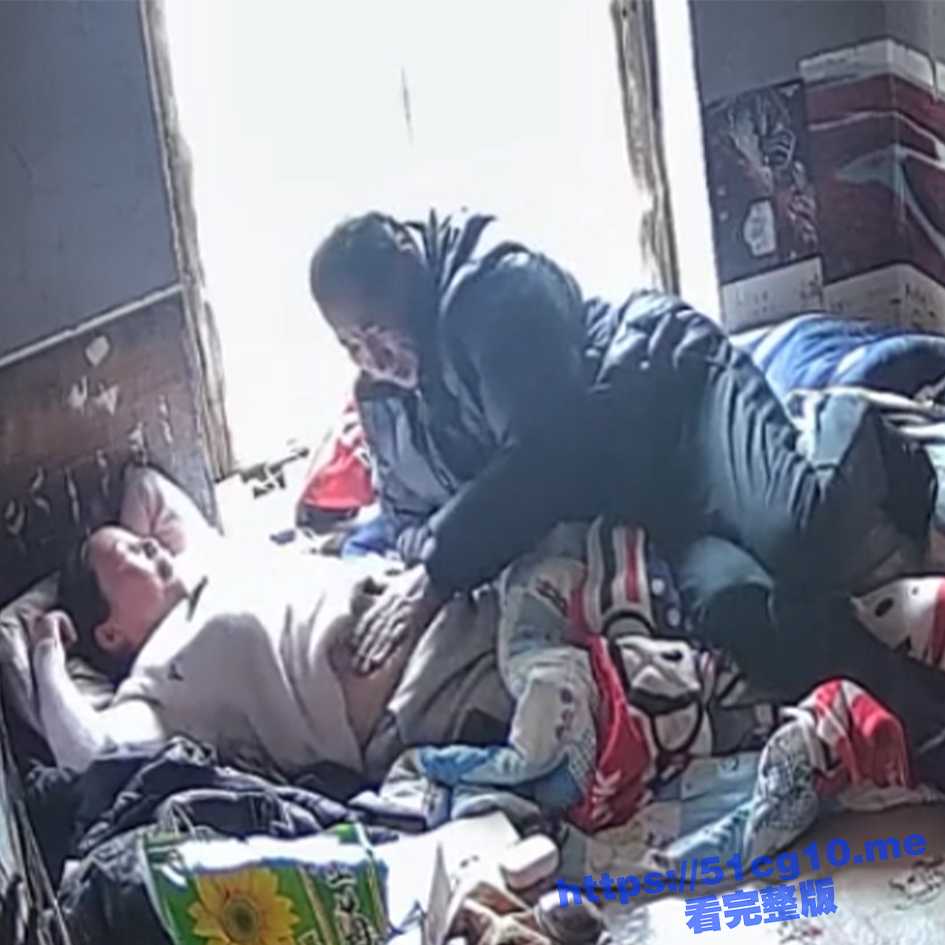 真实农村家庭摄像头 大奶妇女躺炕上与收废品大爷干炮 年纪大了也丝毫不影响性生活