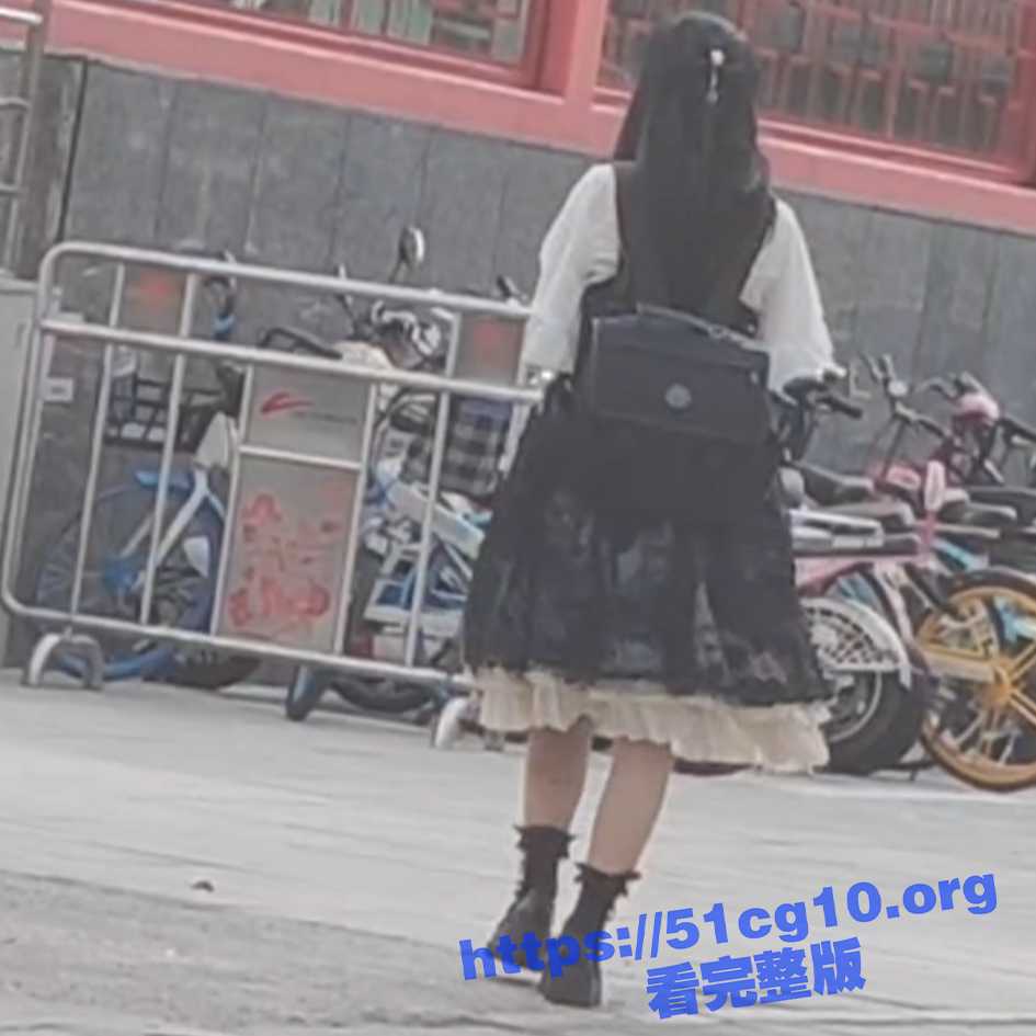 真实迷奸！猥琐小哥下药迷翻漂亮的女朋友 找来朋友一起操 药量不太够还时不时的动一下！
