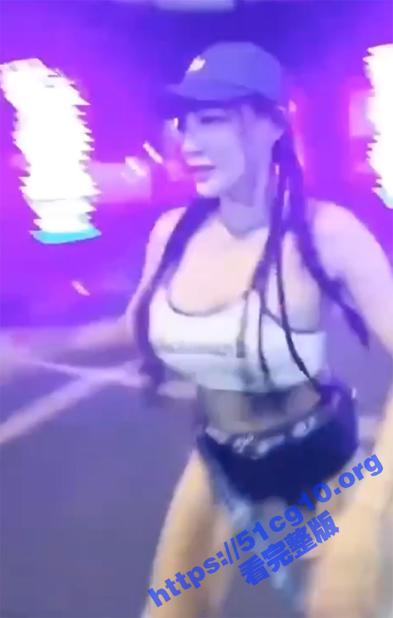 巨乳 美女 打篮球 带球撞人技术手段 犯规了