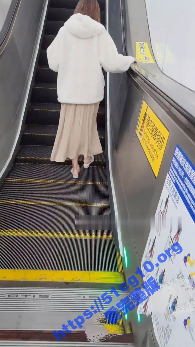 香港 抄底 女子无内出门 天然白虎嫩逼 历历在目