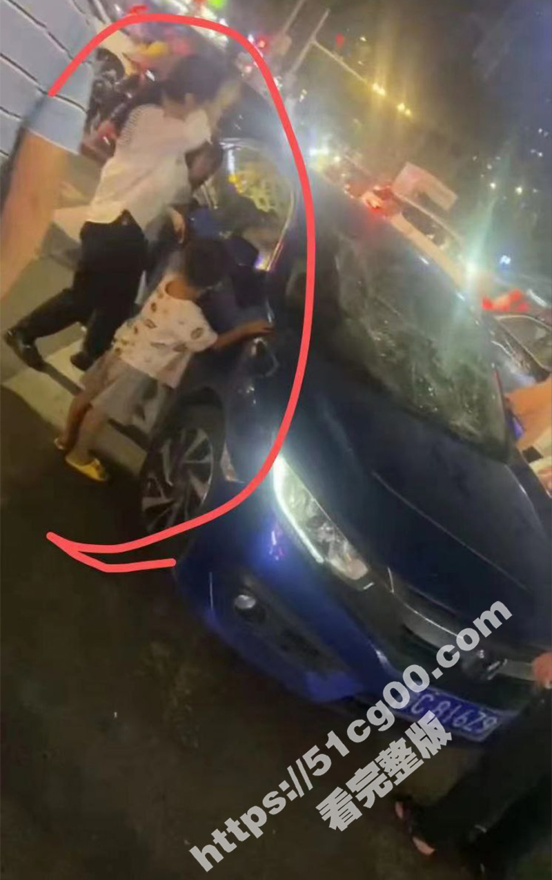 全家出动闹市区抓小三挡风玻璃全打破，吓得小三不敢下车了...惊动警察