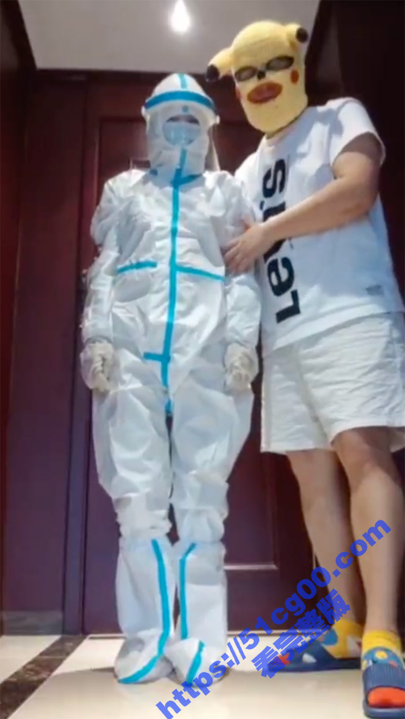 牛逼情侣找刺激 防护服SM调教母狗 主奴实心木板惩戒打屁股 看着都都觉得疼