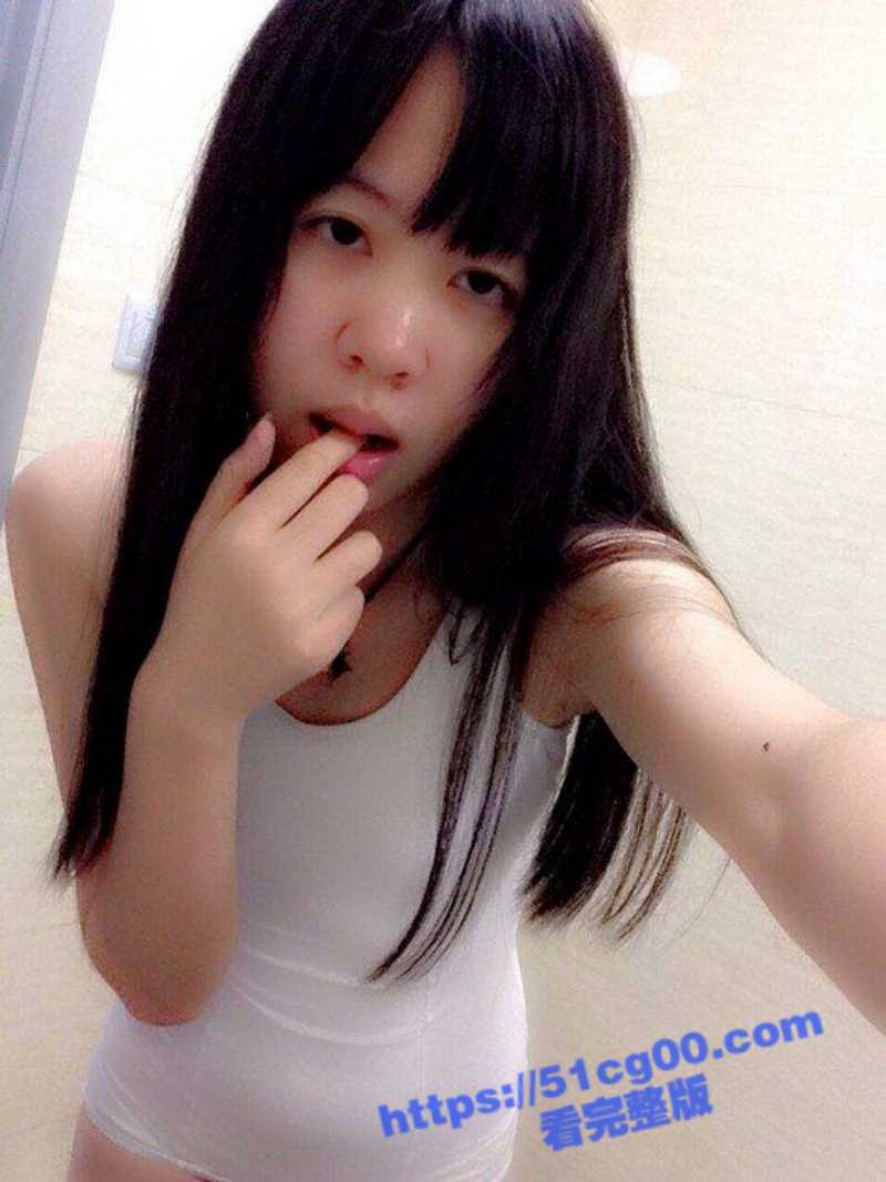 上海绿帽男 Cuckold 和朋友一起开房大玩双龙戏单凤 3P狂操他的母狗女友自己全程录像记录