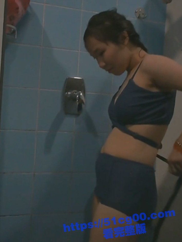 水上乐园冒险偷拍年轻漂亮美女更衣洗澡 领略各色极品少妇精彩洗澡全过程