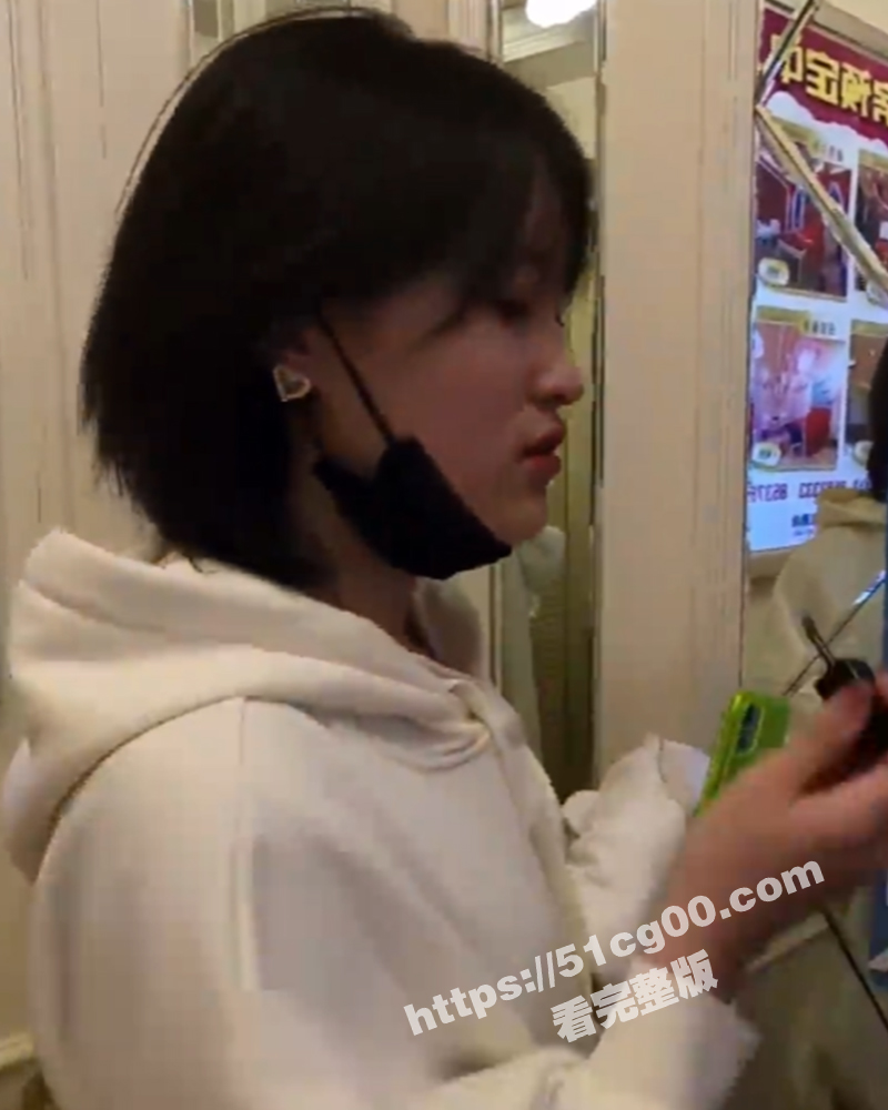 02年舞蹈学生妹 赵子涵 被堂哥套路 散步到宾馆一字马插入嫩穴 小骚逼被操的直喊疼 身材绝美相当反差！