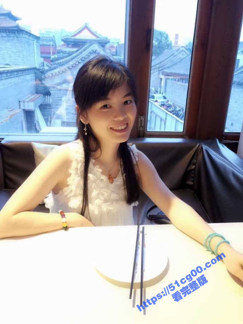 迷玩绿帽奴老公为了实现自己的绿帽梦，真实网络招人迷玩自己的医生老婆，骚逼都要被玩坏了逼洞大开