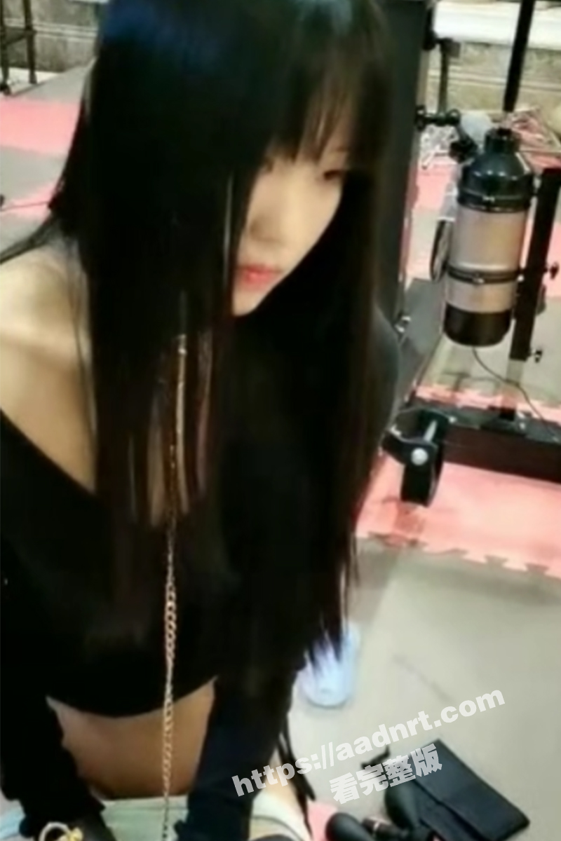 天晴的调教 第二弹！新晋女仆性奴果果与天晴一同服侍男主人 沾姨妈血的假鸡巴被放到女仆嘴里！