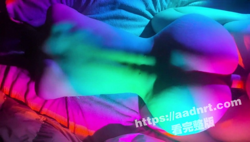 约炮大神 51jing 魅惑氛围灯硬操朋友女朋友 撅高大屁股主动用小穴温暖爸爸的大屌！