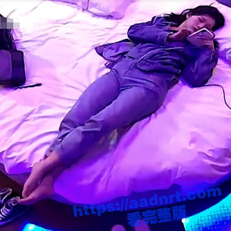 偷拍酒店大圆床颜值美女穿着性感内衣和男友激情做爱 从床头干到床尾 呻吟不断