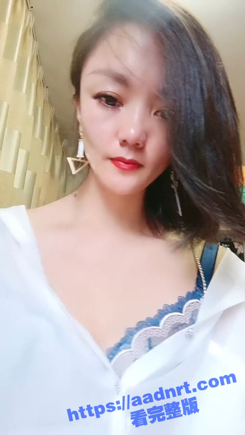 美娇娘在家露脸跟大哥激情啪啪 衣服都没脱完就被猴急的大哥按在厨房啪啪，边干边脱小娘子深喉大屌 真够骚