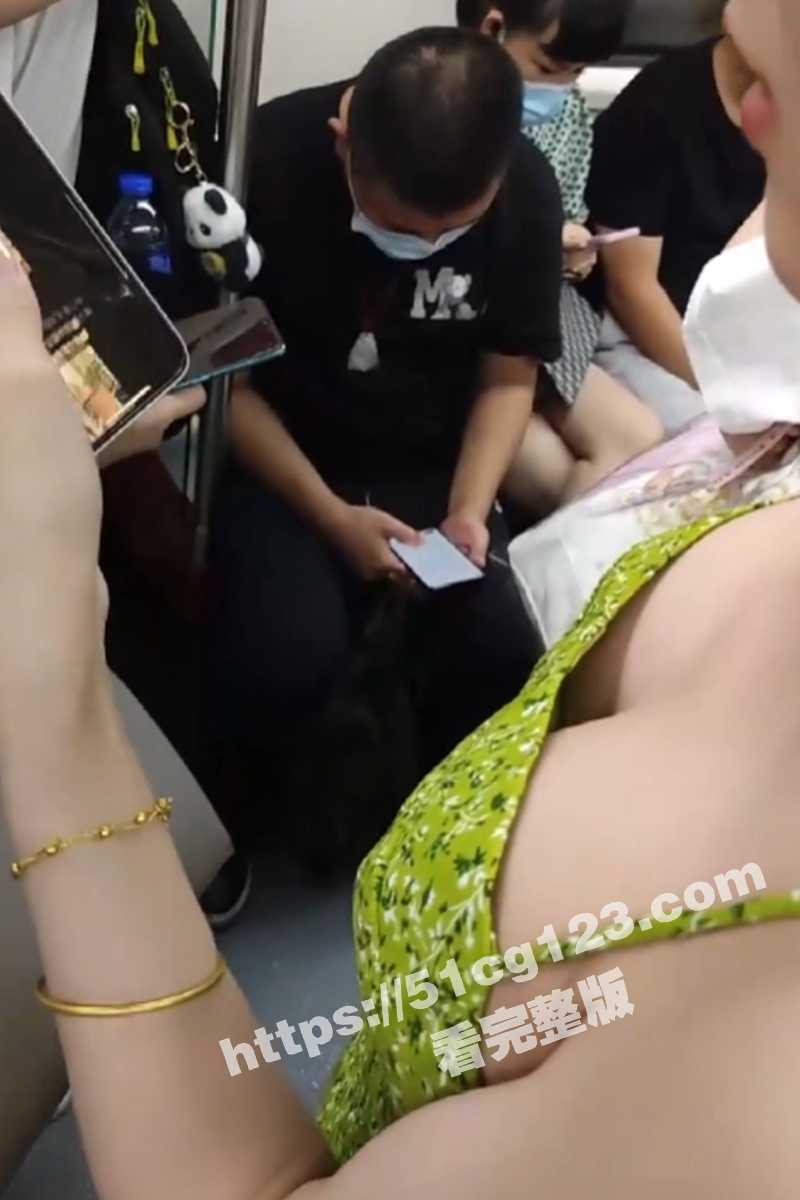 九月最新广东地铁近距俯视偷拍少女少妇们的大小奶子！偶遇超有气质极品美少妇不带胸罩声音太甜美！