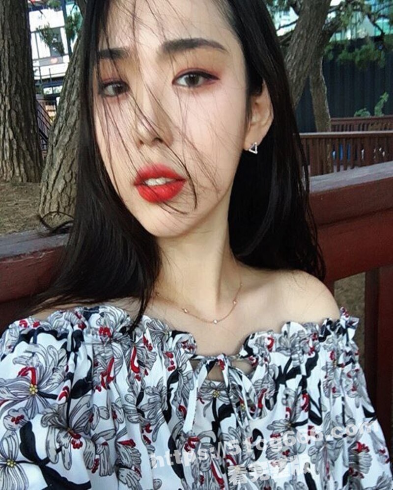 韩国首尔大学大一长发电眼美女和富二代男友激情啪啪 分手后被渣男曝光 真实露脸 附带生活日常视频