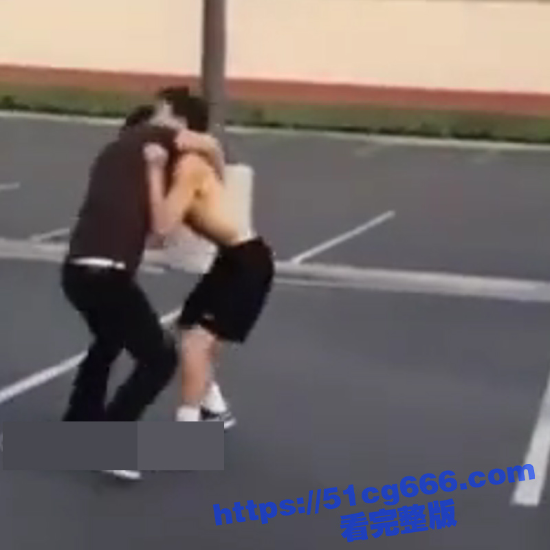 暴力街区！俩男子街头打架 手臂被硬生生的被折成三段 看着好痛啊