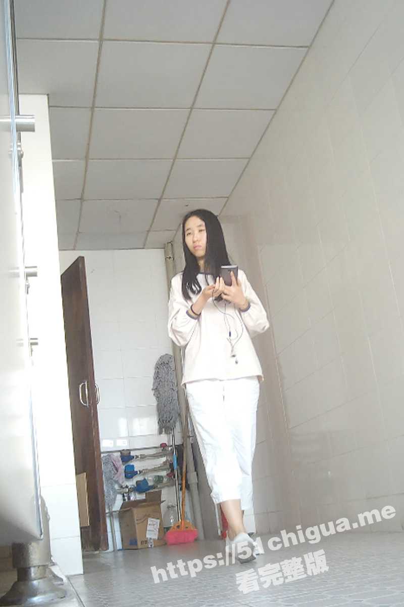瓜友偷拍珍藏版！素颜清纯女神上厕所突然来了性欲 饥渴的拿手机看黄片 当场手淫高潮！