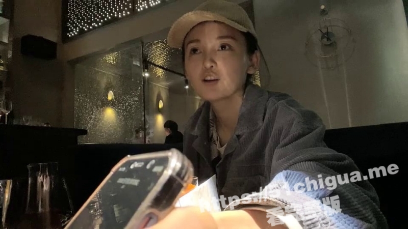 帅哥酒吧撩妹钓到肤白貌美身材一级棒的白富美，直接开房叠罗汉 如此极品的大长腿炮架必须翘起来狠狠输出