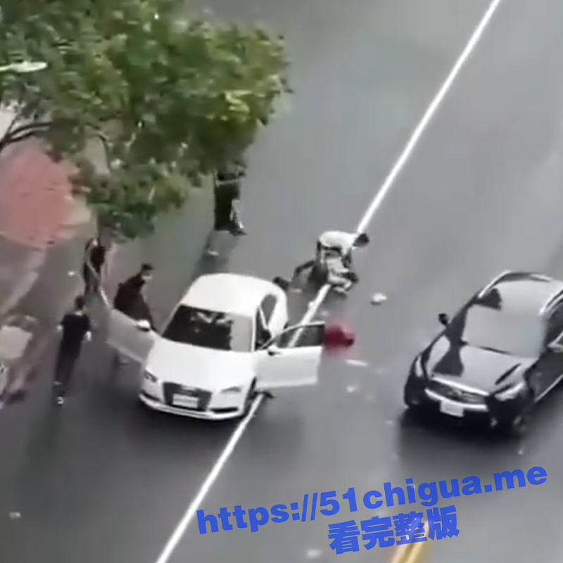 街头惊现黑社会团伙明目张胆围殴砍杀一名男子 手段残忍 杀完人后把人塞后备箱 开车扬长而去