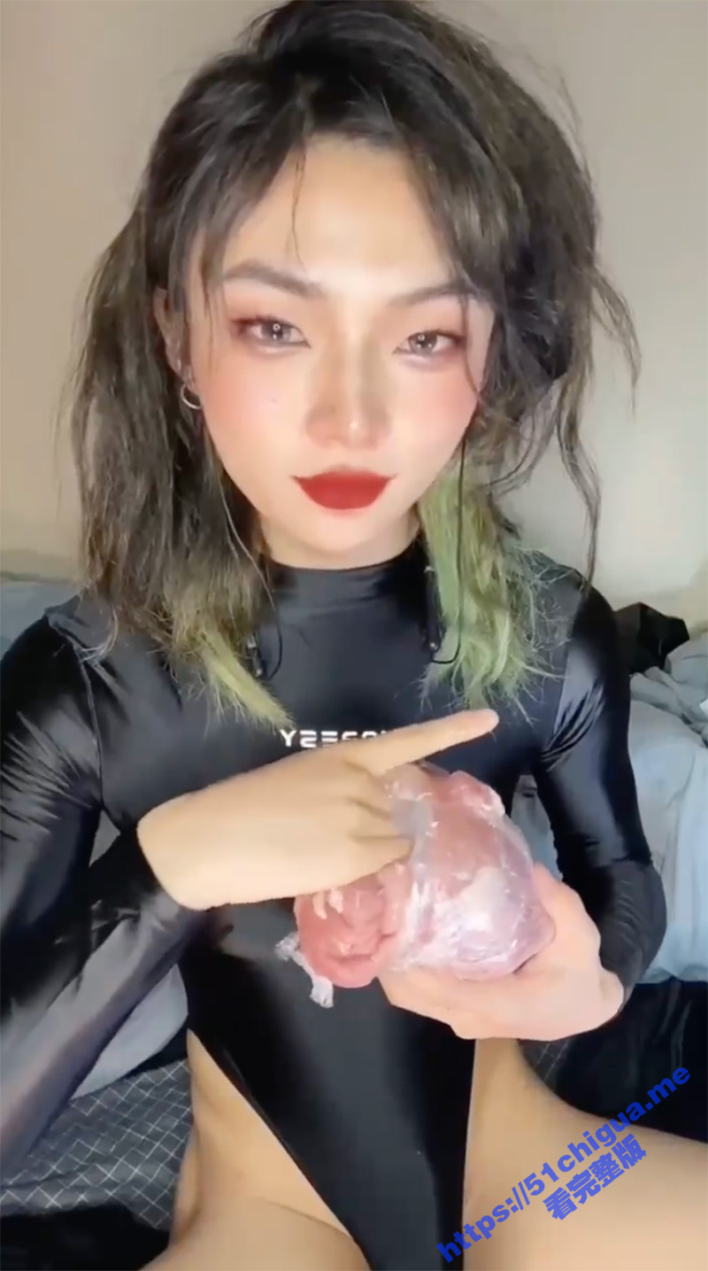 伪娘网红 牛子妹妹 应粉丝要求尝试爆禽自制猪肉飞机杯 爆火网络