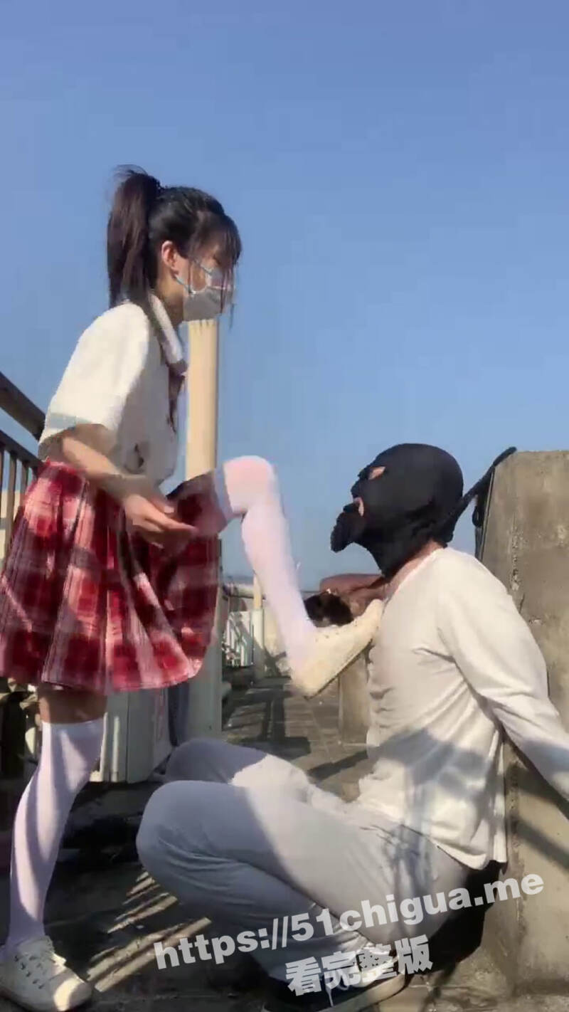 白丝萝莉少女 JK 天台调教男奴 白丝脚塞嘴小白鞋踩脸抽耳光吐口水 小萝莉的SM 你觉得享受嘛