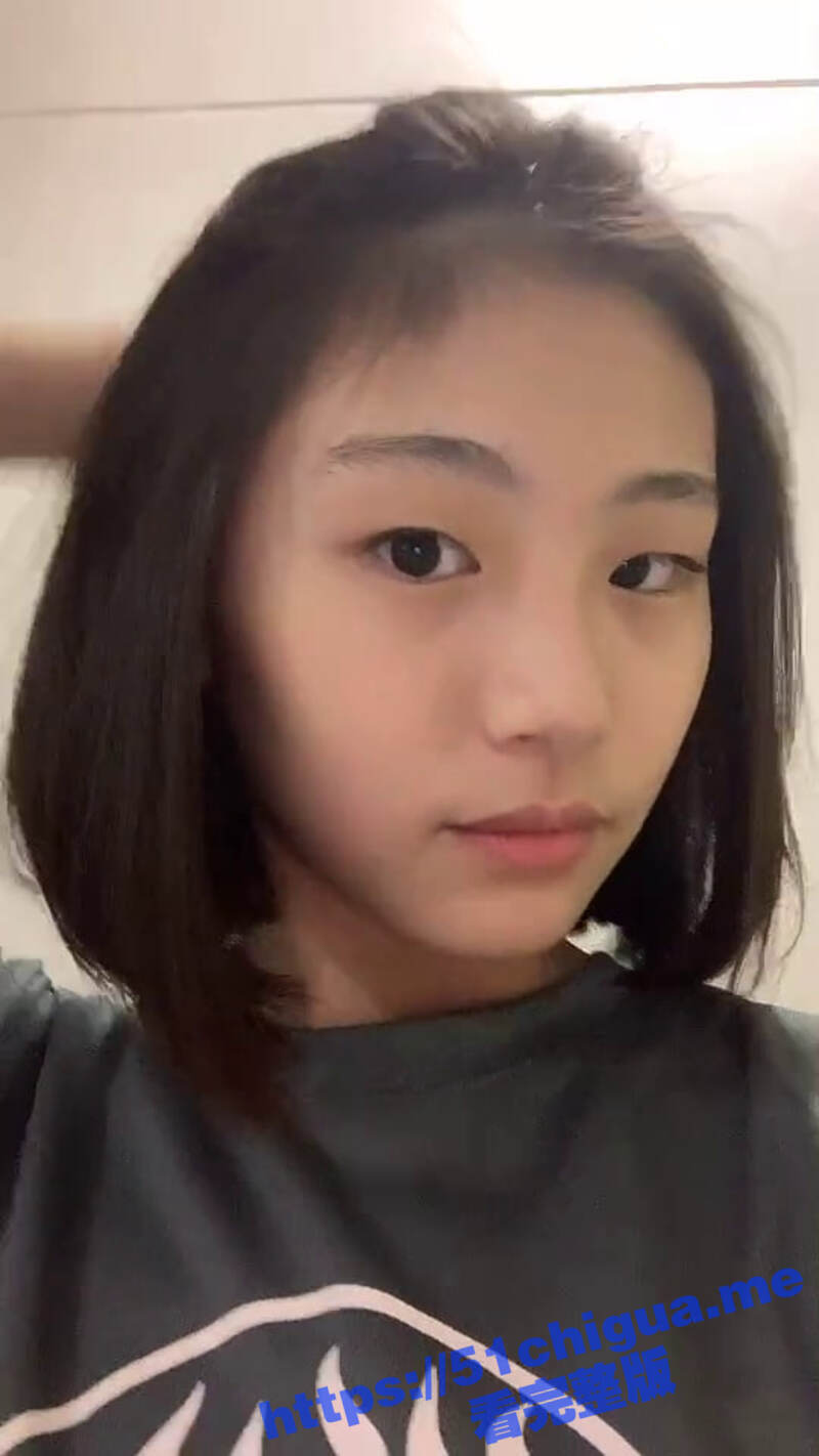 西安软件职业技术学院反差学妹 胡妍歌 给男友发自拍视频 裸聊摸胸自慰！