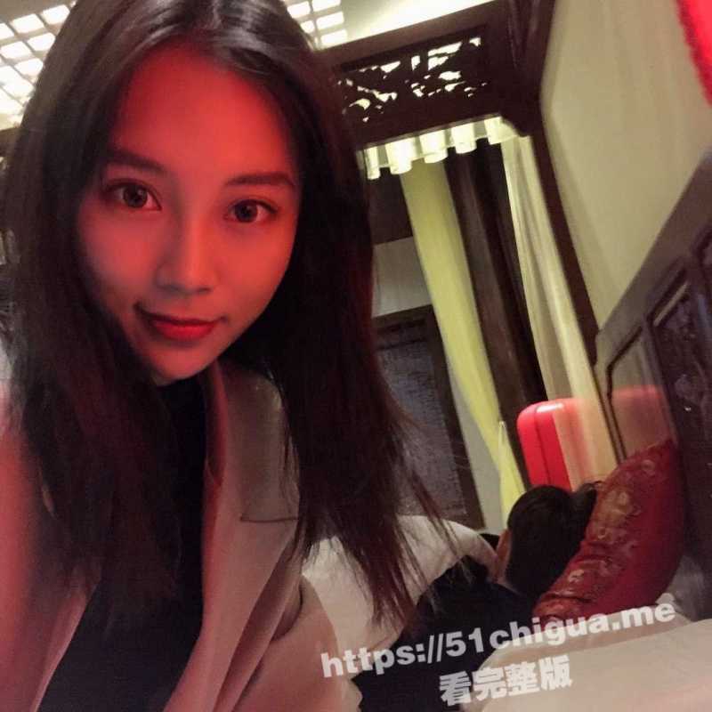 杭州顶级美女 Lisa 露三点吃鸡自拍泄密！脸蛋超漂亮全身雪白 阴毛特别浓郁一看就是性欲强的骚女！