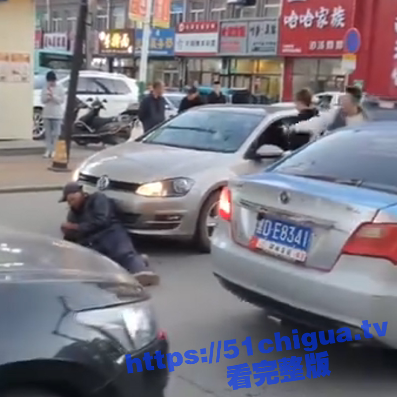 碰瓷被反杀！老逼灯街头碰瓷被狠人开车撞后再下车拿刀追着砍 边砍边骂 彻底疯狂