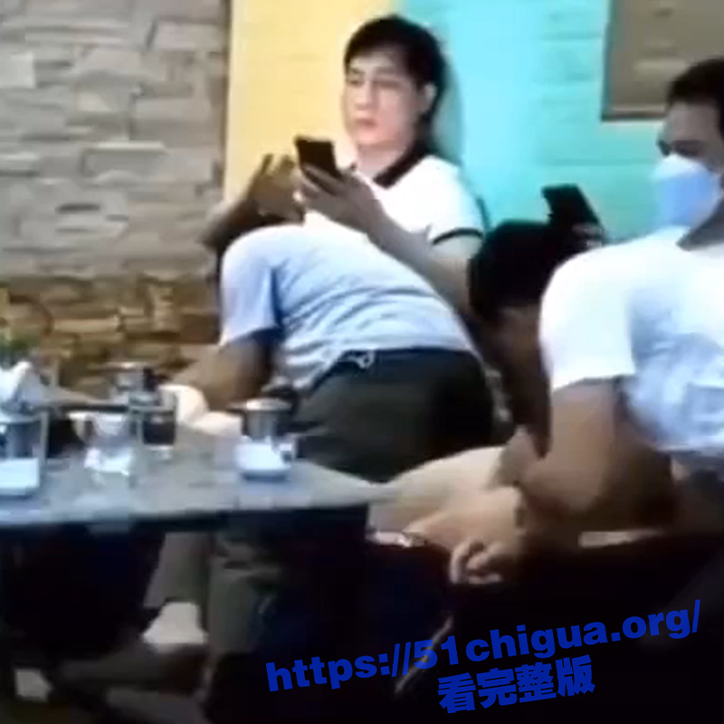 辣眼睛！KTV里四个老男同一边唱歌一边口交 画面太美我不敢看