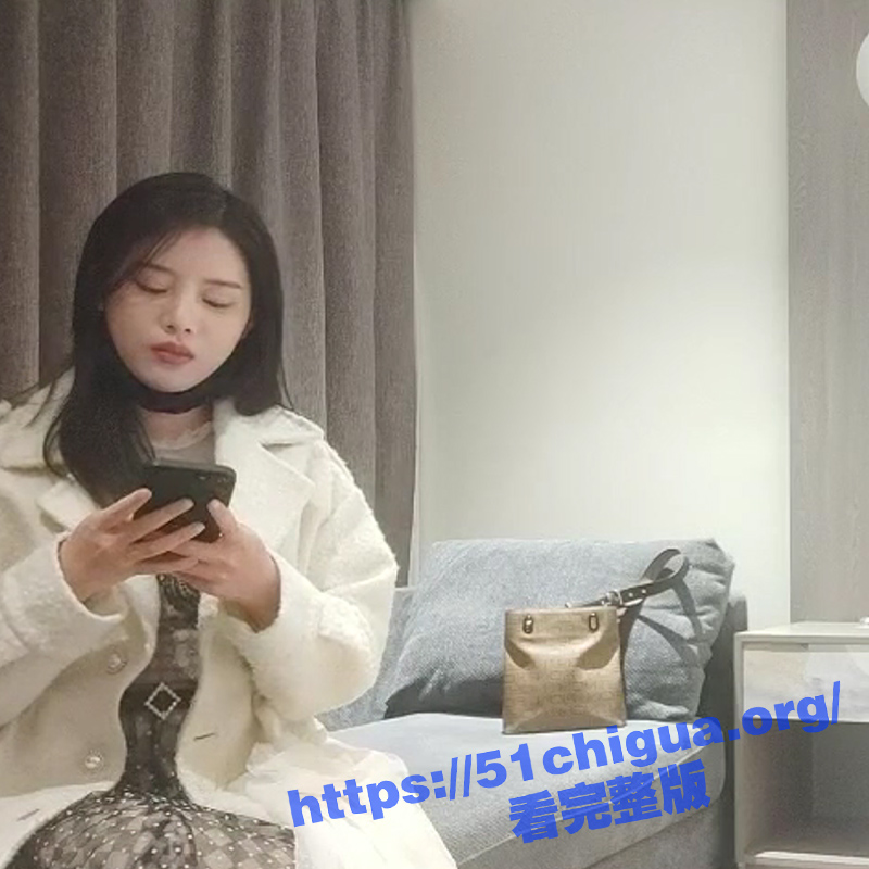 探花小利约炮170美腿美女 长裙坐身上揉胸 埋头舔逼低吟 交叉姿势爆插小穴 美女直呼被干得生疼！