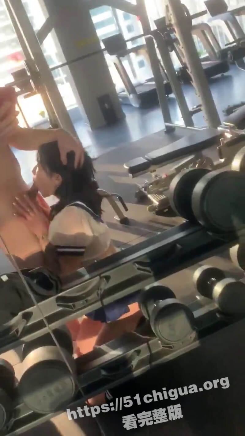 健身房里的淫荡事！魁梧健身教练跟娇小美女学员旁若无人口交做爱打炮