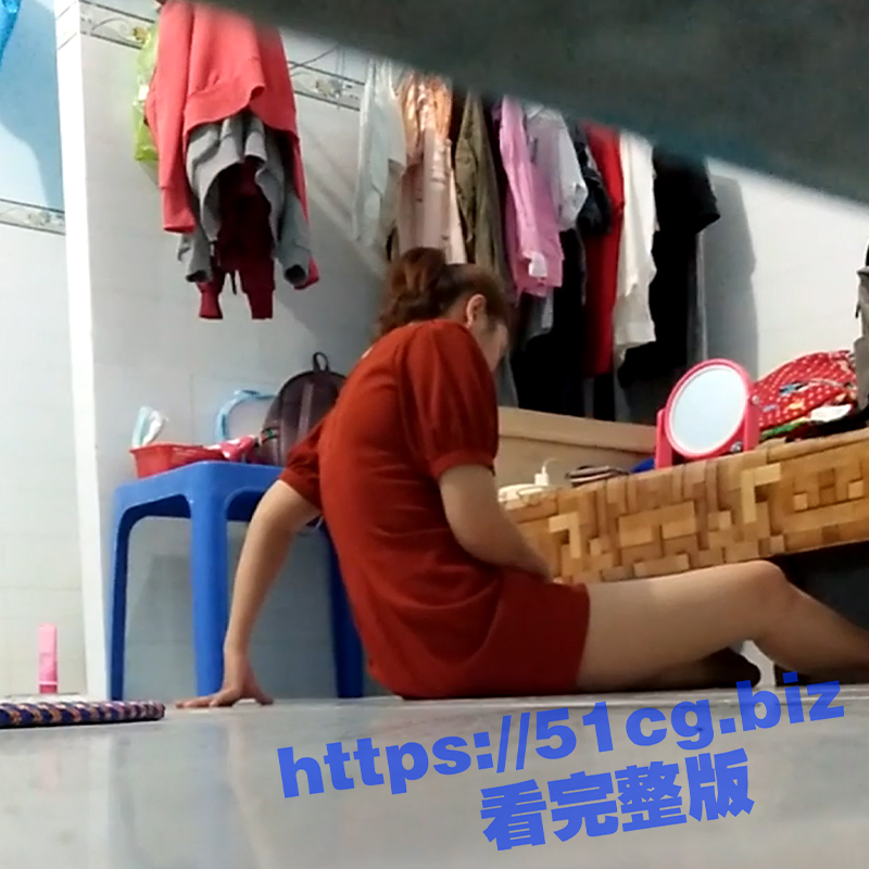 小偷入室偷东西未果 躲在床底意外偷拍到女主人在家饥渴扣穴自慰 偷拍过程险些被发现