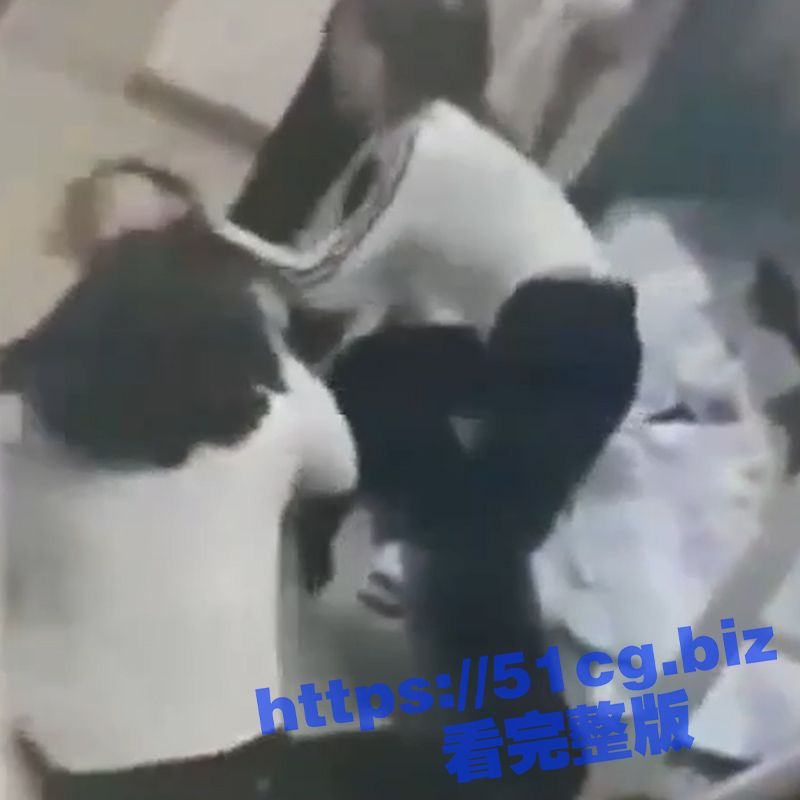 校园暴力！某学校宿舍女生暴力打架 两个女生被几个人围殴暴打 踢头扯发 边打边骂 凶狠程度爆表