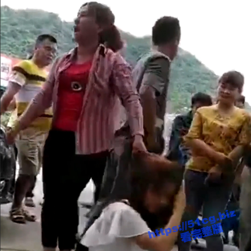 河南女人出轨被原配捉奸 当场薅头发拽倒在地 现场围满了吃瓜群众！