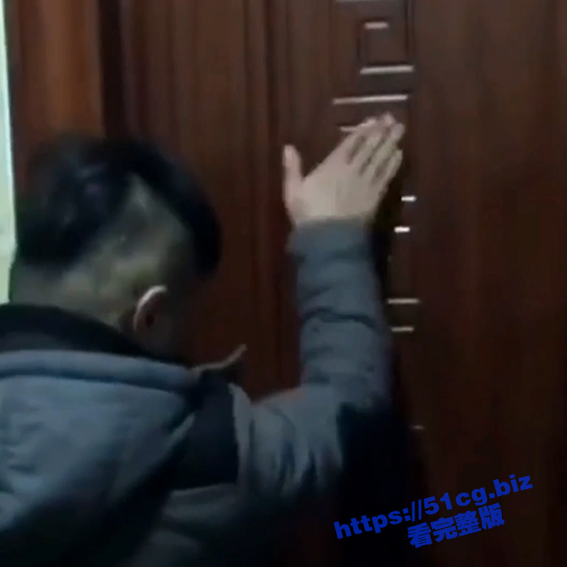 男子强行破门而入 瞬间抓住正在出轨狗男女 两人衣衫不整 面对质问女子跪地求饶！