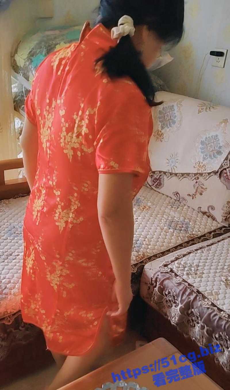 熟女控！小哥哥和舅妈乱伦 喝完喜酒的大奶舅妈 喜服里居然只穿丝袜不穿内裤 超级淫荡
