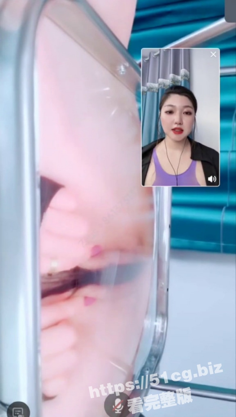 抖音网红 甜宝儿 土豪双视角有声音！一边在平台直播一边私下会议露骚穴 骚出一个高度 太会玩了！