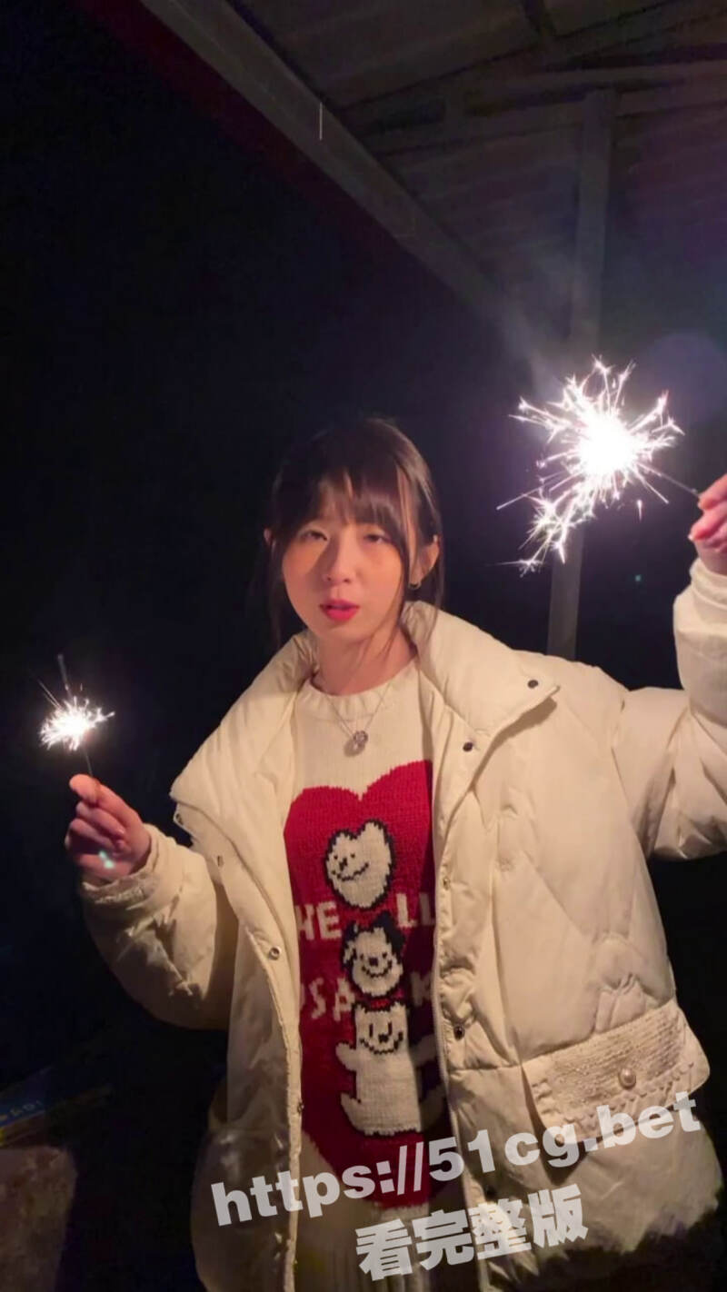 20岁羞涩小表妹穿着校服 醉酒后跟喜欢的表哥迷迷糊糊做爱 BB粉嫩毛毛都没长全 处子的穴太紧很难插入