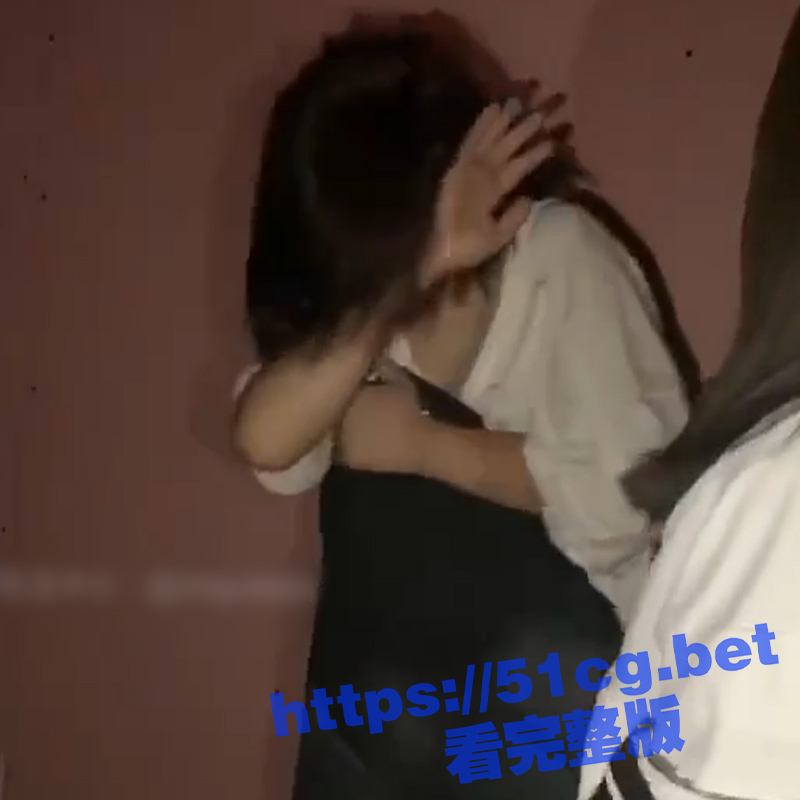 校园霸陵！一女生被群殴暴打 女生不堪忍受毒打 下跪磕头 自残撞墙求放过 却仍遭到痛打