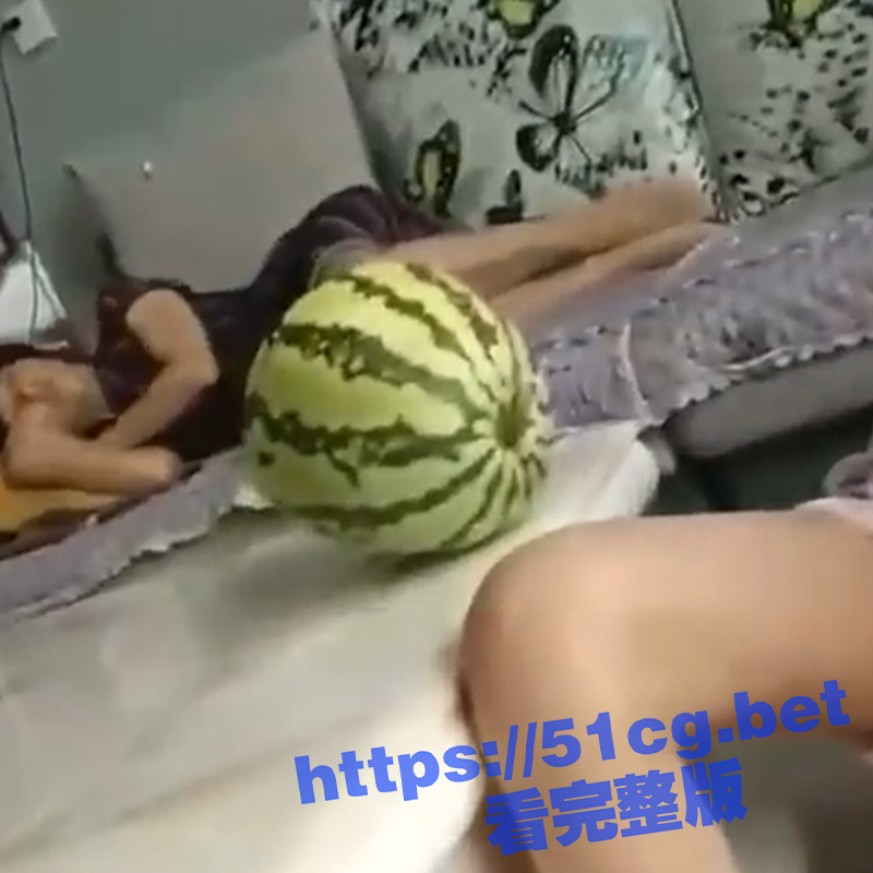 手机换表妹！把旧手机送给表妹用 表妹答应我在家不穿内裤 小短裤坐着 小嫩逼若隐若现 太诱人了