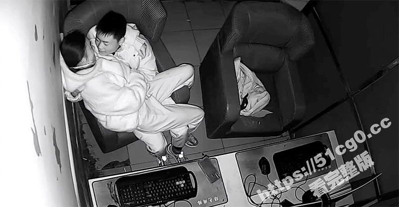 黑客破解网吧监控摄像头 偷拍学生情侣逃课 在网吧包厢偷吃禁果 行为生涩！