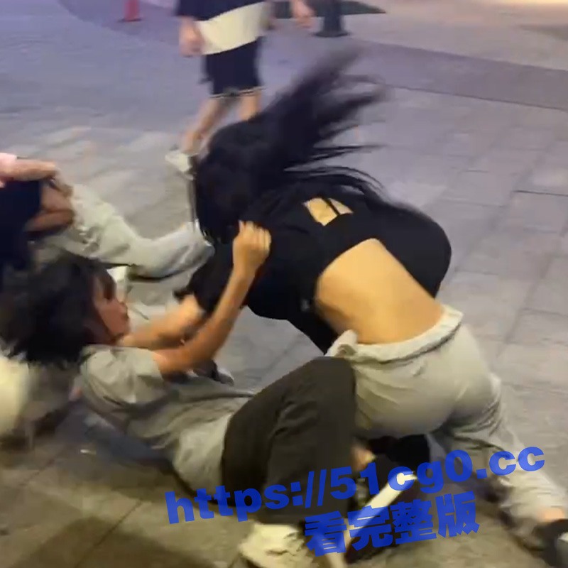 精神小妹街头打架 把奶子都扯出来了 旁边还有一只小狗跃跃欲试 试图加入女人的战争 好刺激