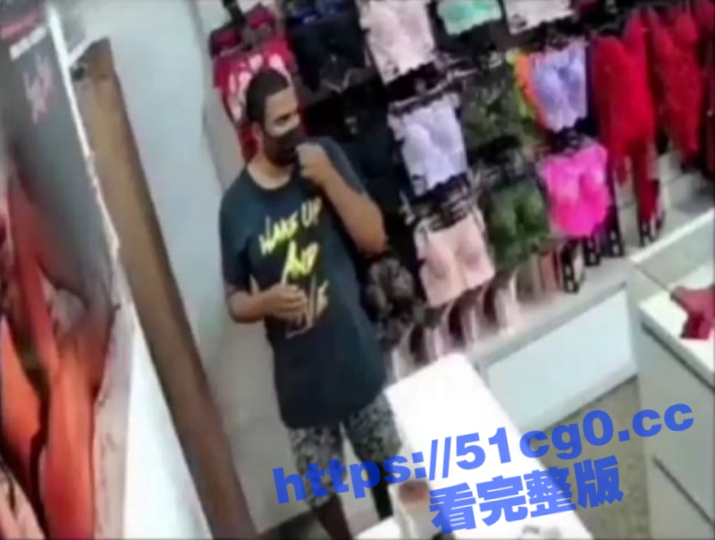 美国芝加哥一色棍情趣用品店性起 光天化日想强奸老板娘 被路人发现暴打后 被警察带走
