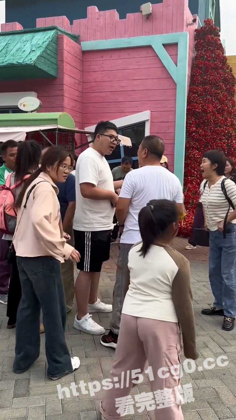 山东景区两帮游客为小事发生争执 都怕对方碰瓷 于是两方吵架过程中纷纷躺地装死
